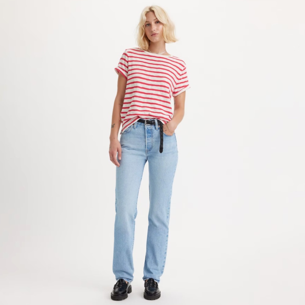 Women’s 501 originals in Ojai light wash. Size 27w32L